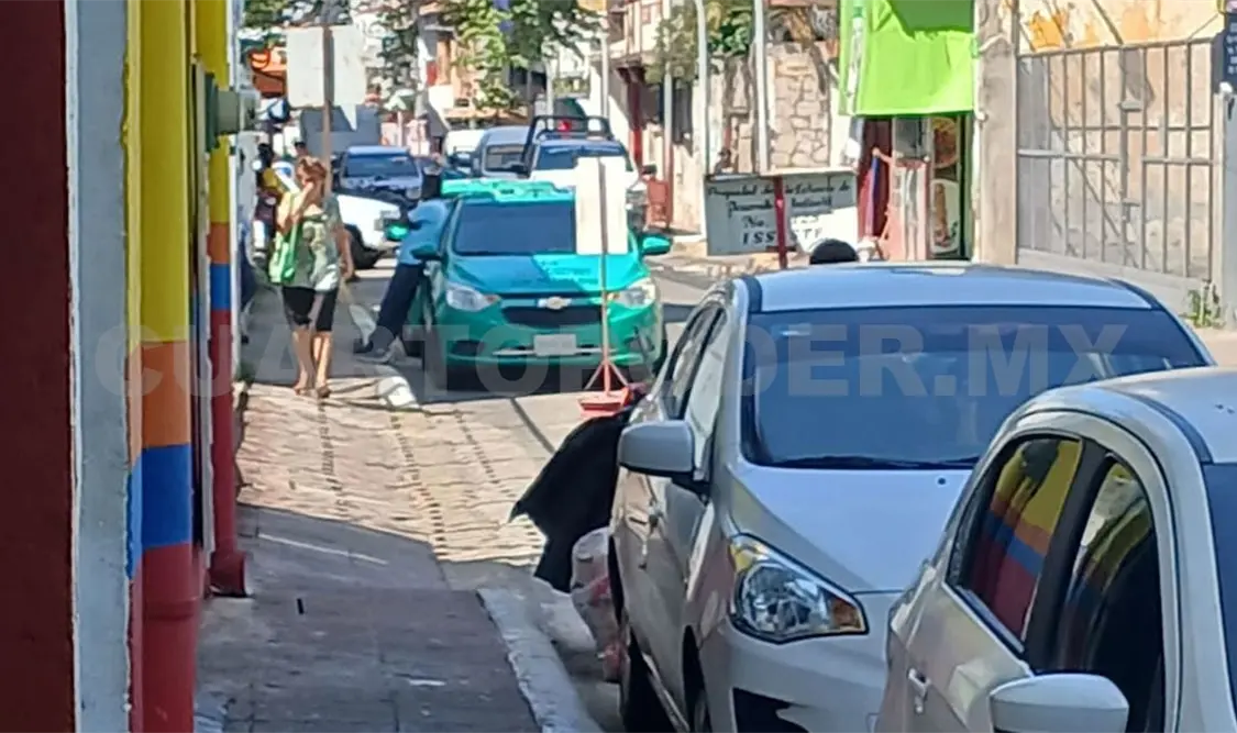 Taxis foráneos cargan pasaje en calles de Tapachula