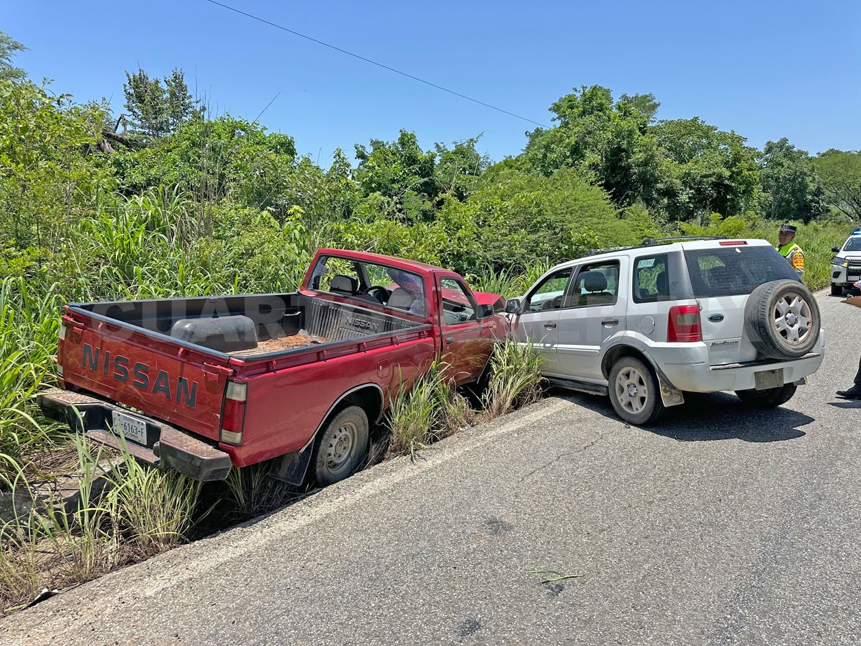 Invade el carril contrario y choca; hubo varios heridos