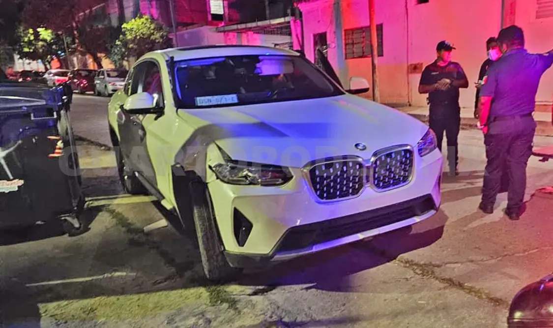La camioneta, al parecer, intentó ganarle el paso al sedán, provocando el choque. Ulises Villalobos / CP