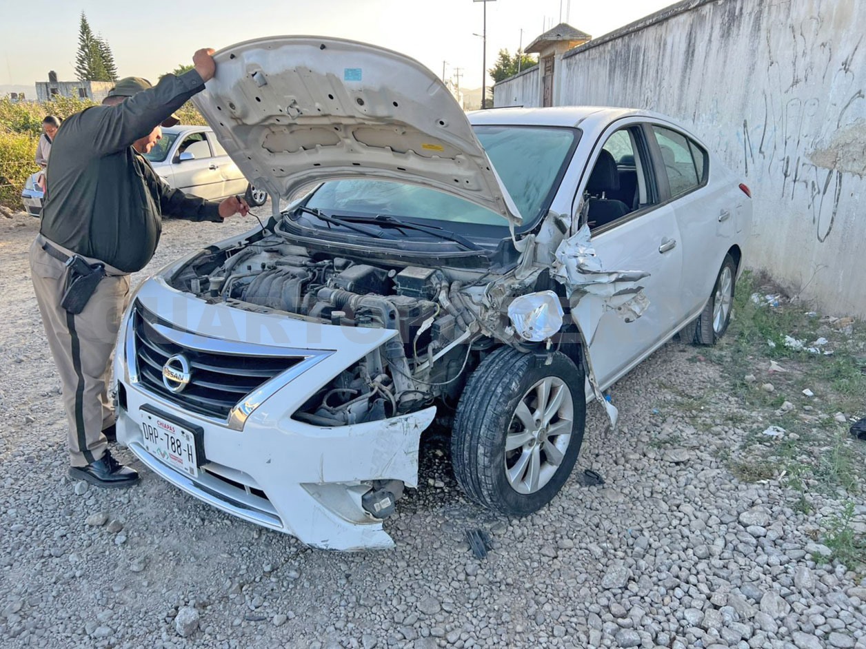 Automovilista se estampa en la llanta de camión