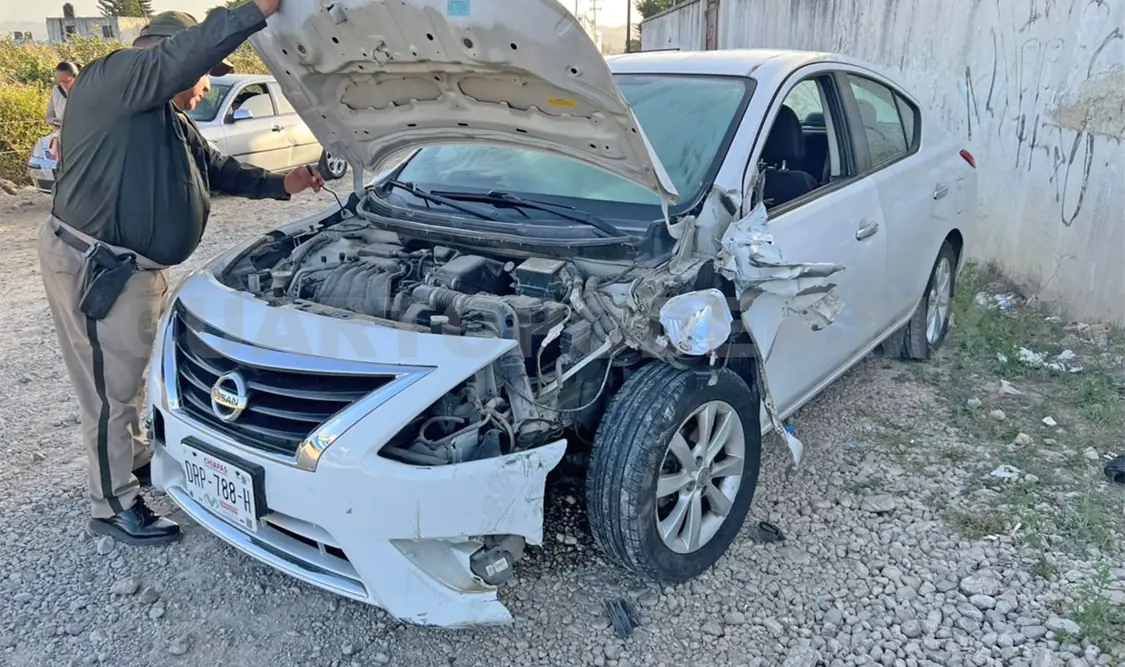 El sedán quedó destrozado del frente del lado del conductor. Juan Orel / CP