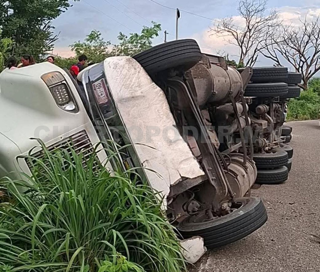 Vuelca tráiler cargado de maíz en vía a La Angostura