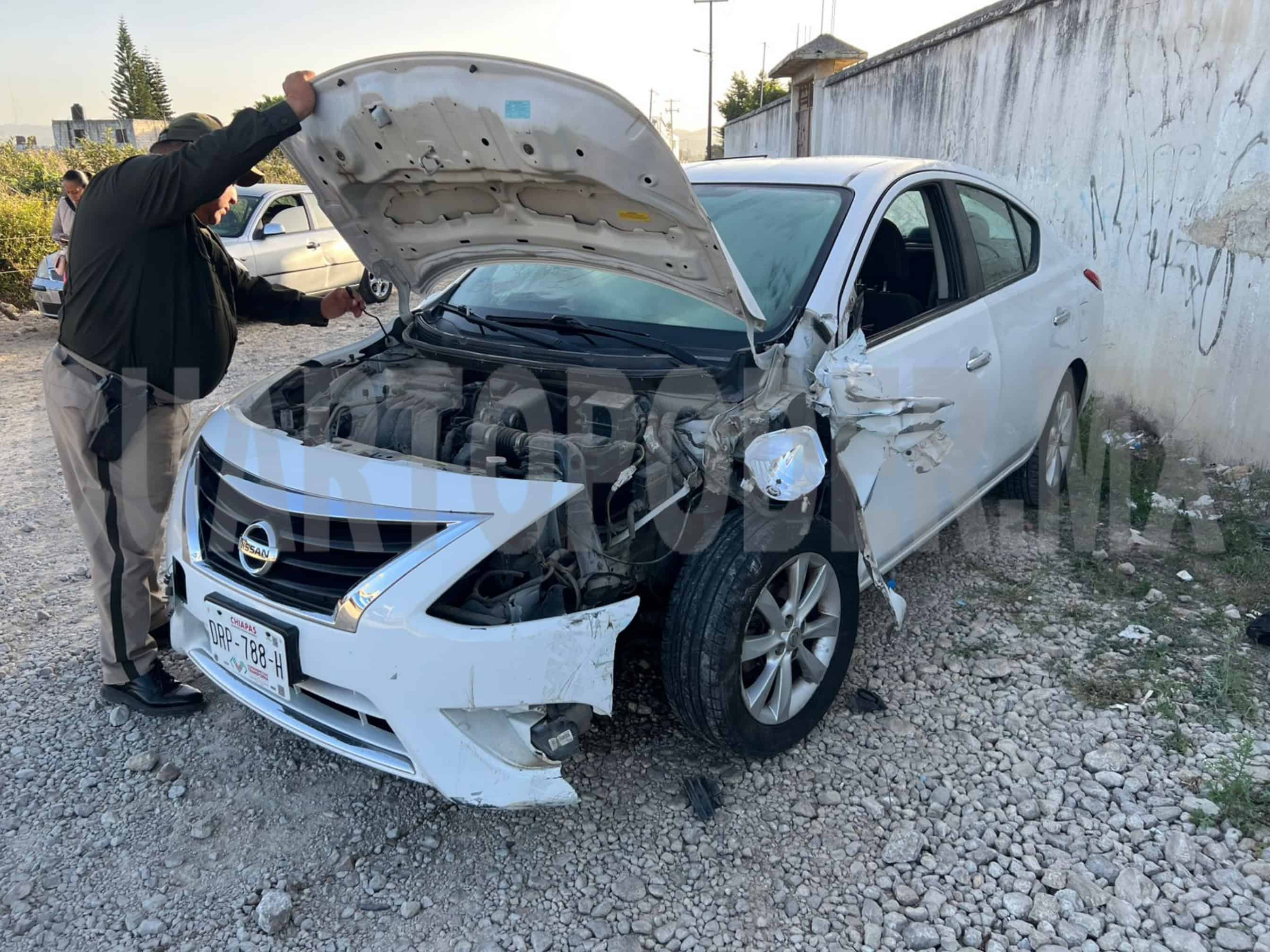 Automovilista se estampa en la llanta de camión