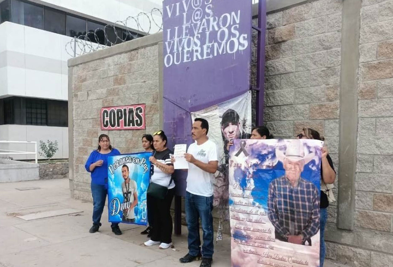 Familiares de víctimas protestan frente a FGE