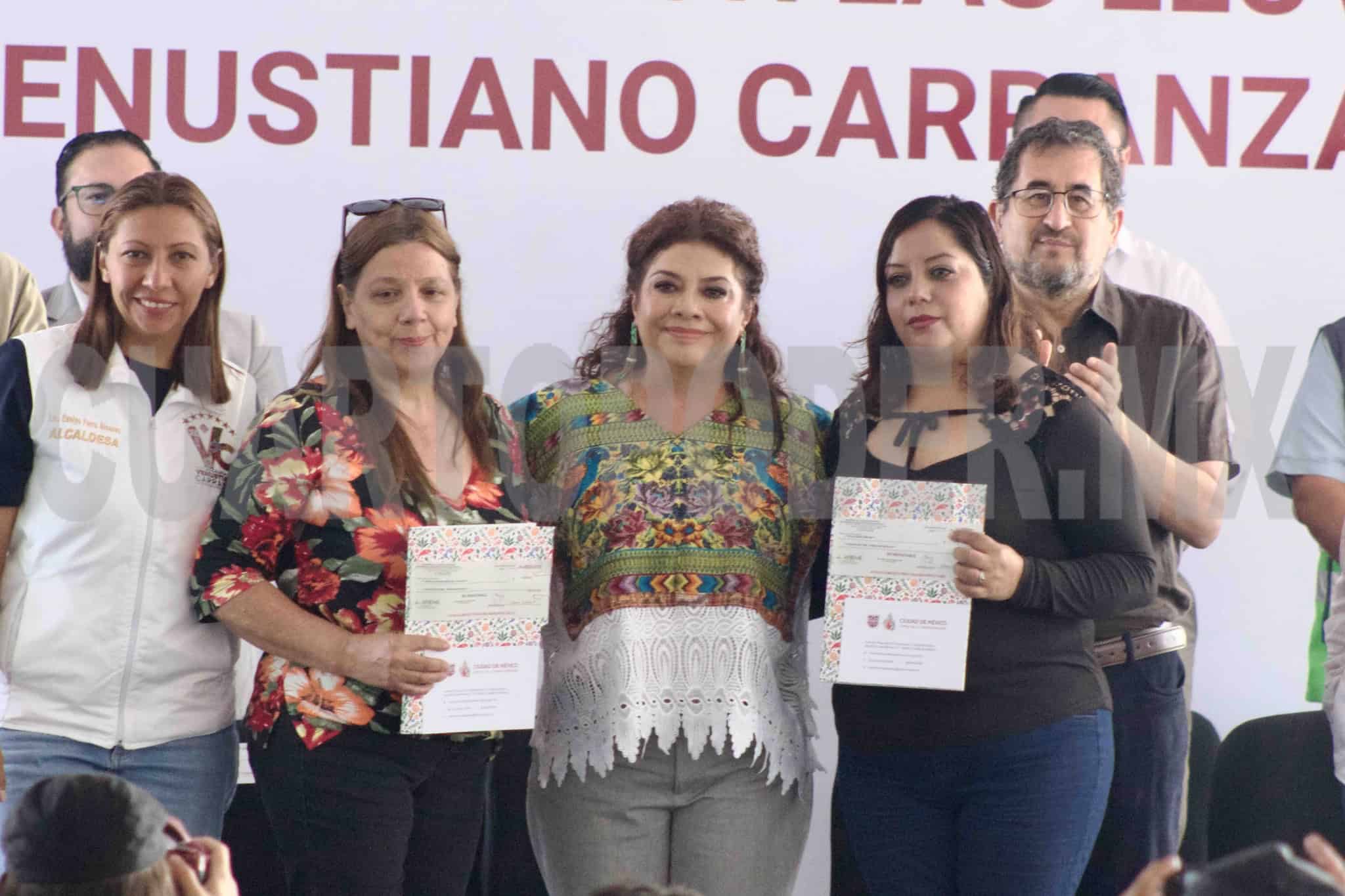 Entrega Brugada apoyos económicos a familias afectadas