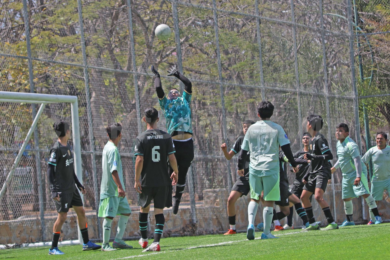 Santa Ana Jr. lidera la división de plata