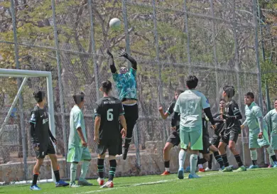 Santa Ana Jr. lidera la división de plata
