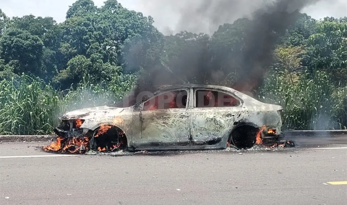El fuego calcinó rápidamente todo el sedán. Osman Toledo / CP