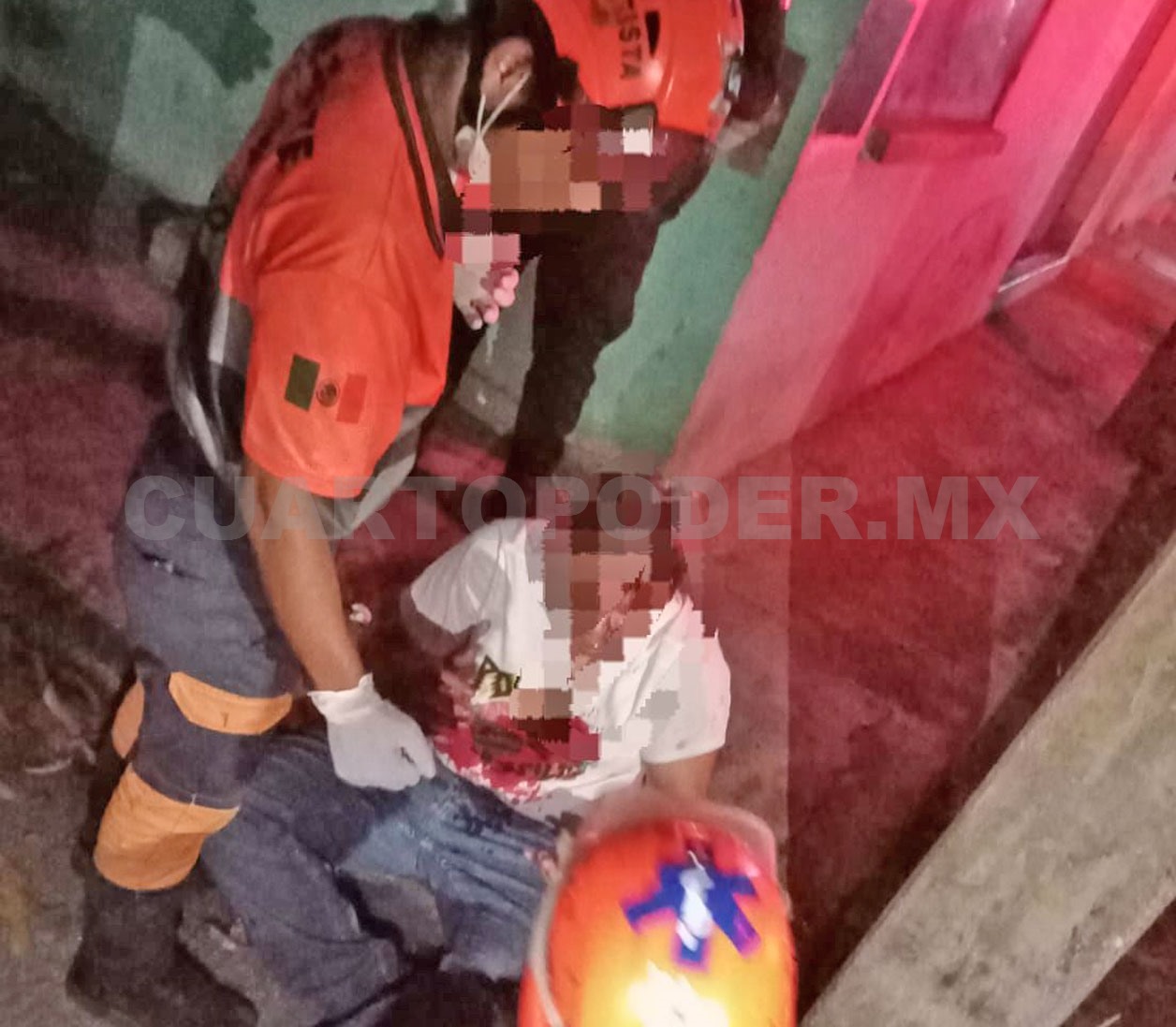 Sin motivo aparente, lo golpean con una silla