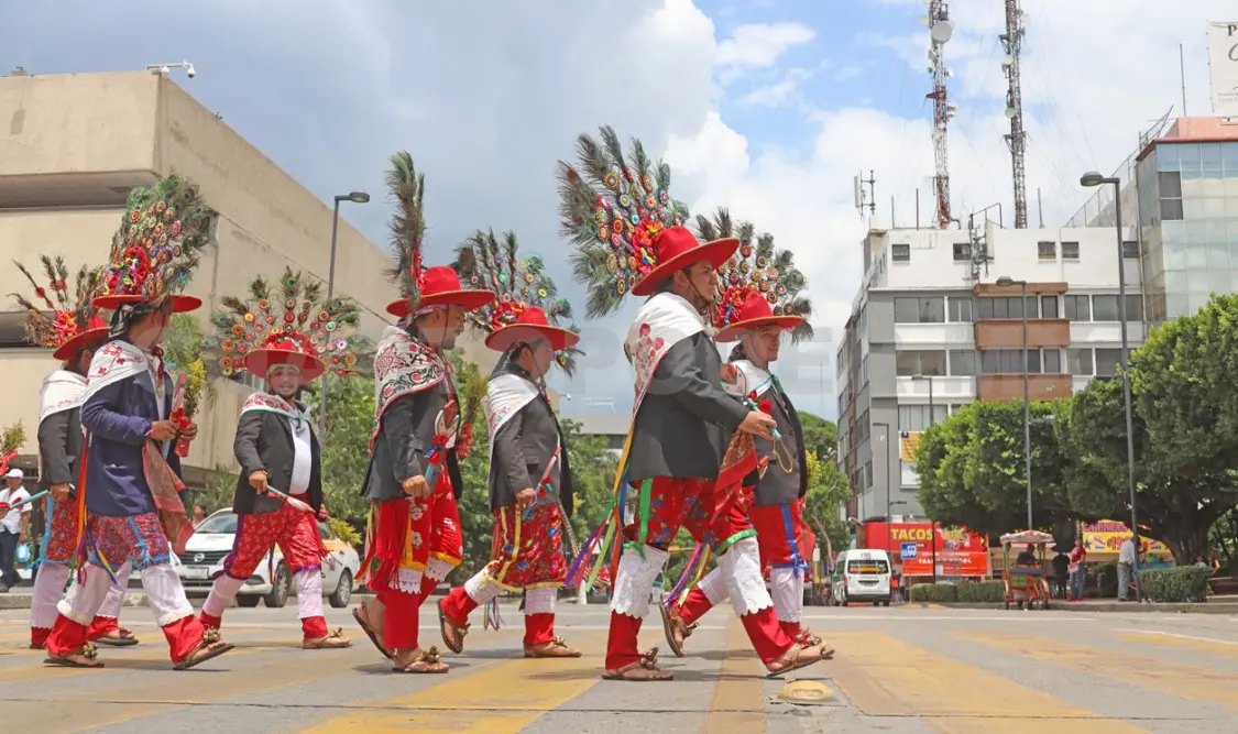En el día de San Jacinto los danzantes recorrieron algunas calles del centro. Carlos López / CP