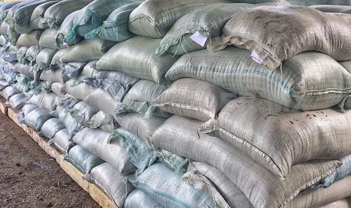 Aspecto de un paquete de costales de abono y tierra. Carlos López / CP