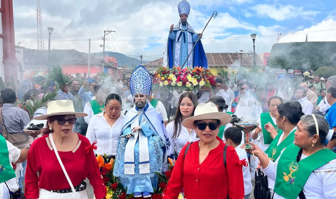 Las dos imágenes de san Agustín, fueron cargadas en hombros por los participantes en la marcha procesión. Manuel Martínez / CP
