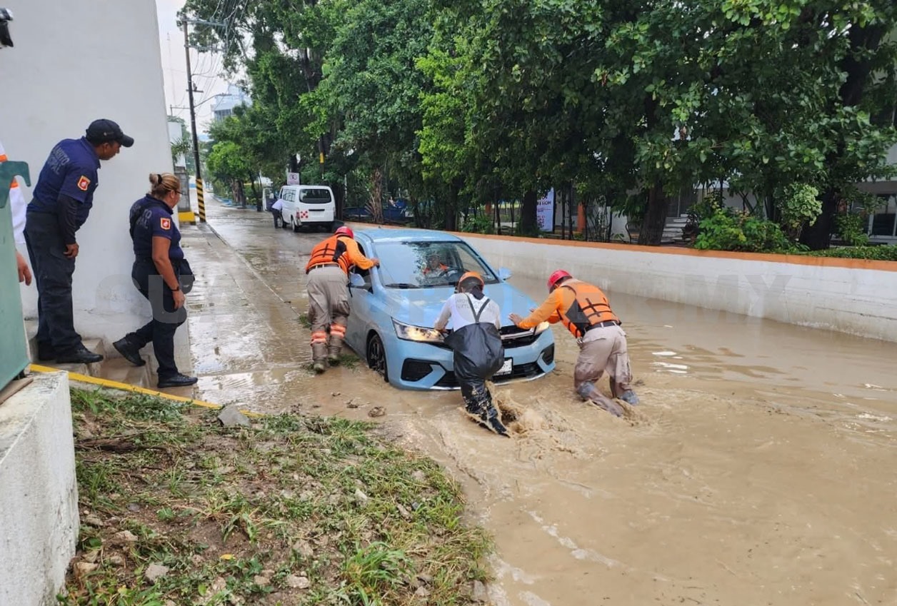 Fuerte lluvia afectó vialidades de la ciudad