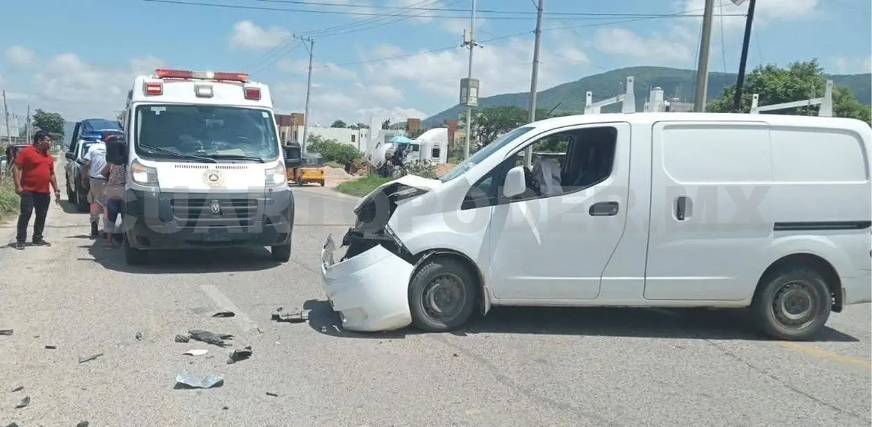 La furgoneta quedó con averías severas en la carrocería. Osman Toledo / CP