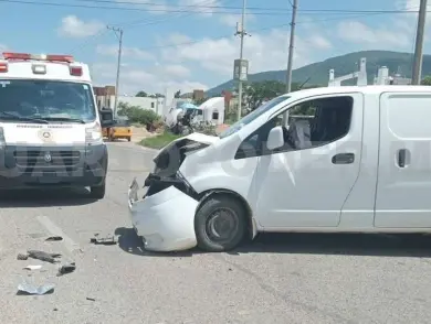 Distraído conductor impacta a moto deportiva