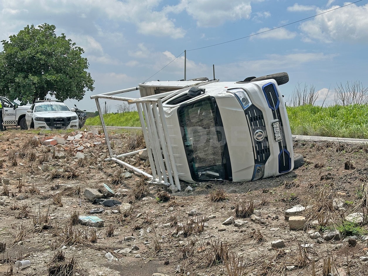 Vuelca camión luego de abandonar la carretera