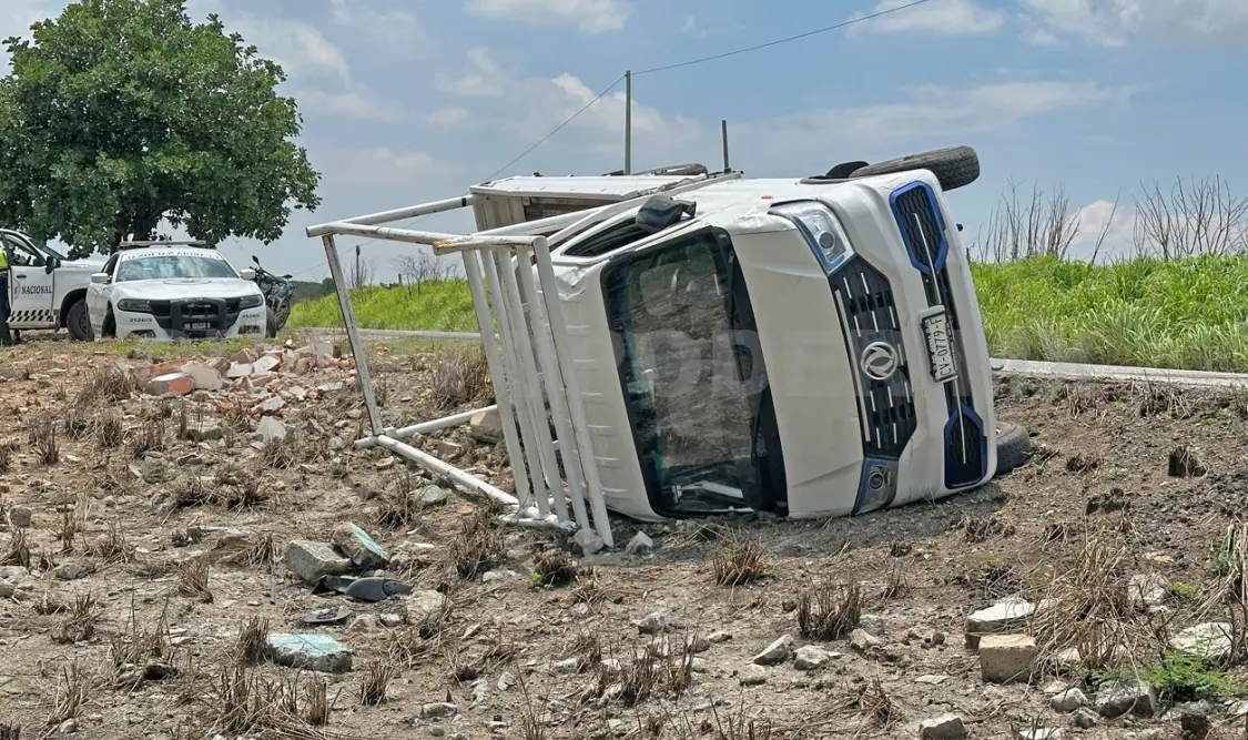 La unidad transitaba sin carga en la parte trasera. Volcó por lo irregular del terreno. Osman Toledo / CP