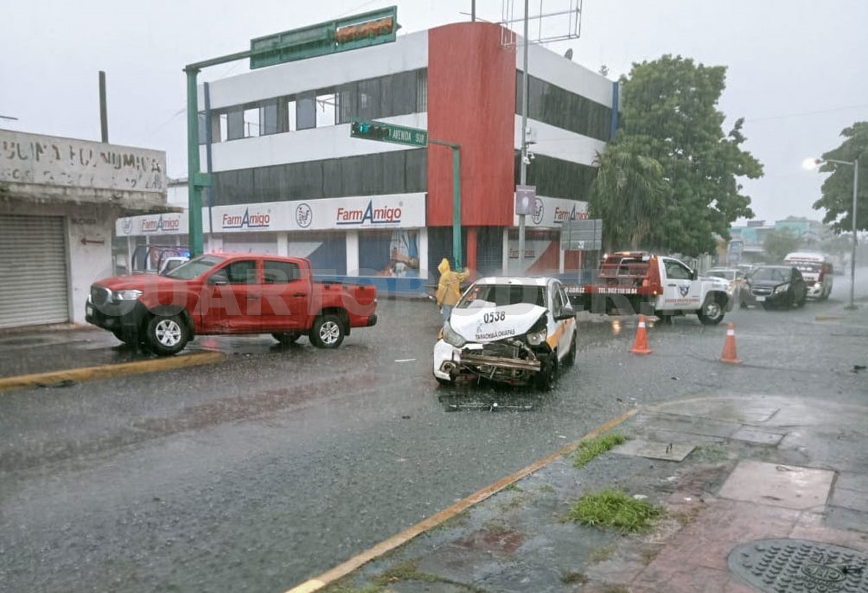 Semaforazo entre un taxi y una camioneta pick up