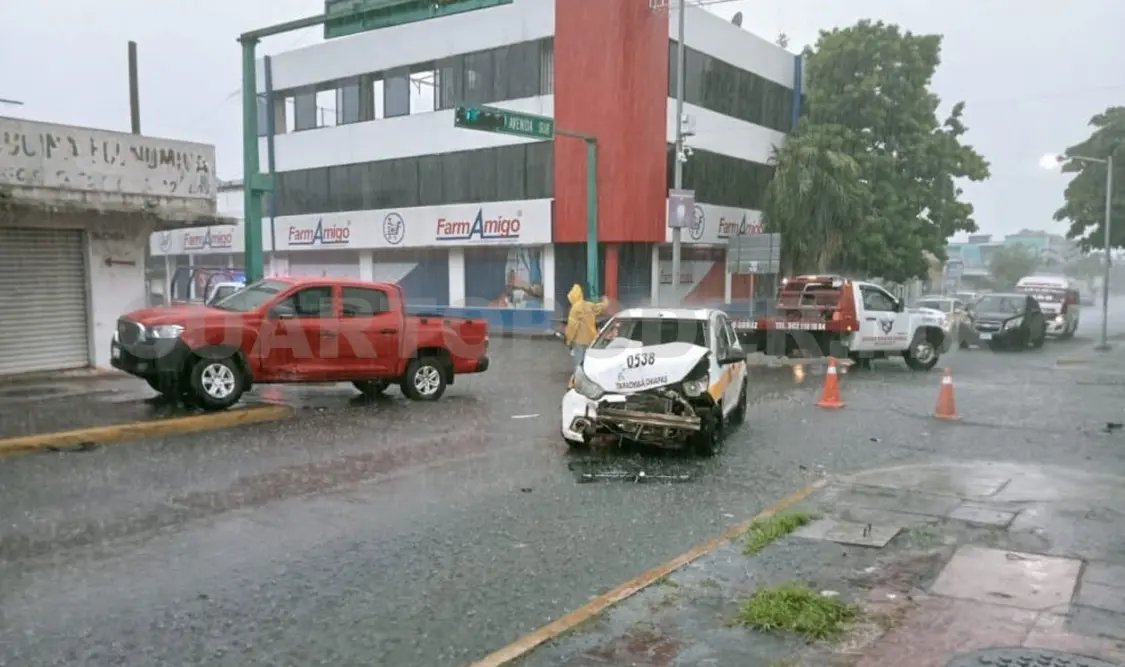 Tres heridos fue el saldo del fuerte choque entre un taxi y una camioneta. Víctor Sánchez / CP