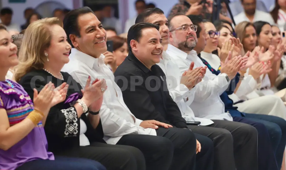 Durante la ceremonia le acompañaron la señora Sofía Espinoza; el magistrado presidente del PJE y la ministra de la SCJN, Yasmín Esquivel. CP