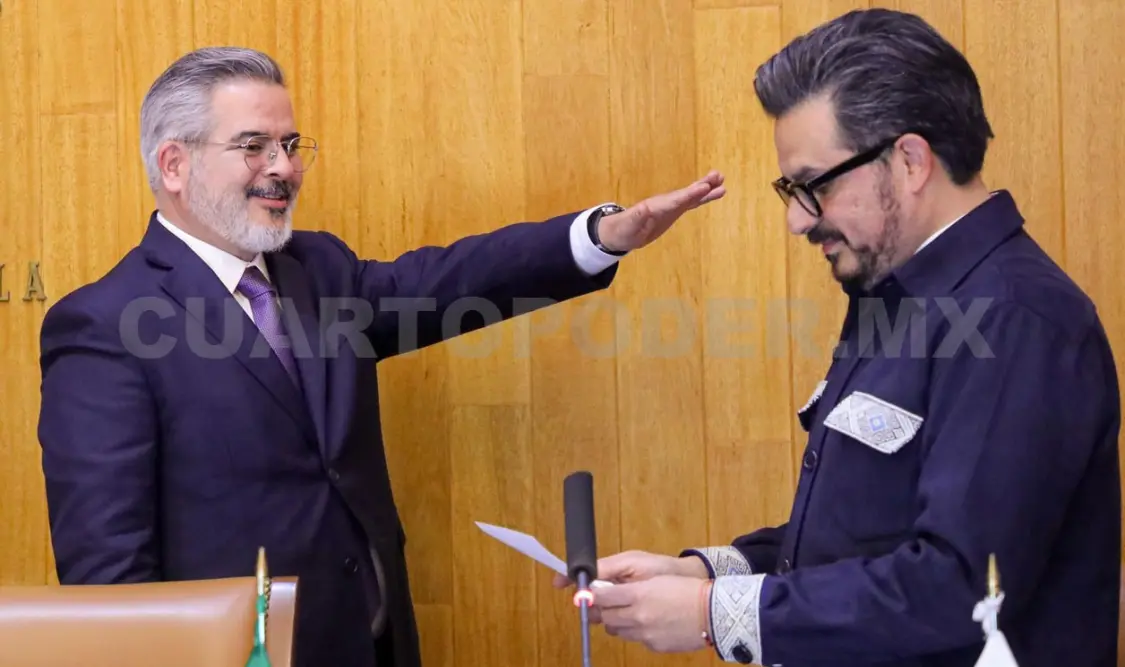 Zoé Robledo Aburto, director general del IMSS, entrega nombramiento a Iván Camacho. CP