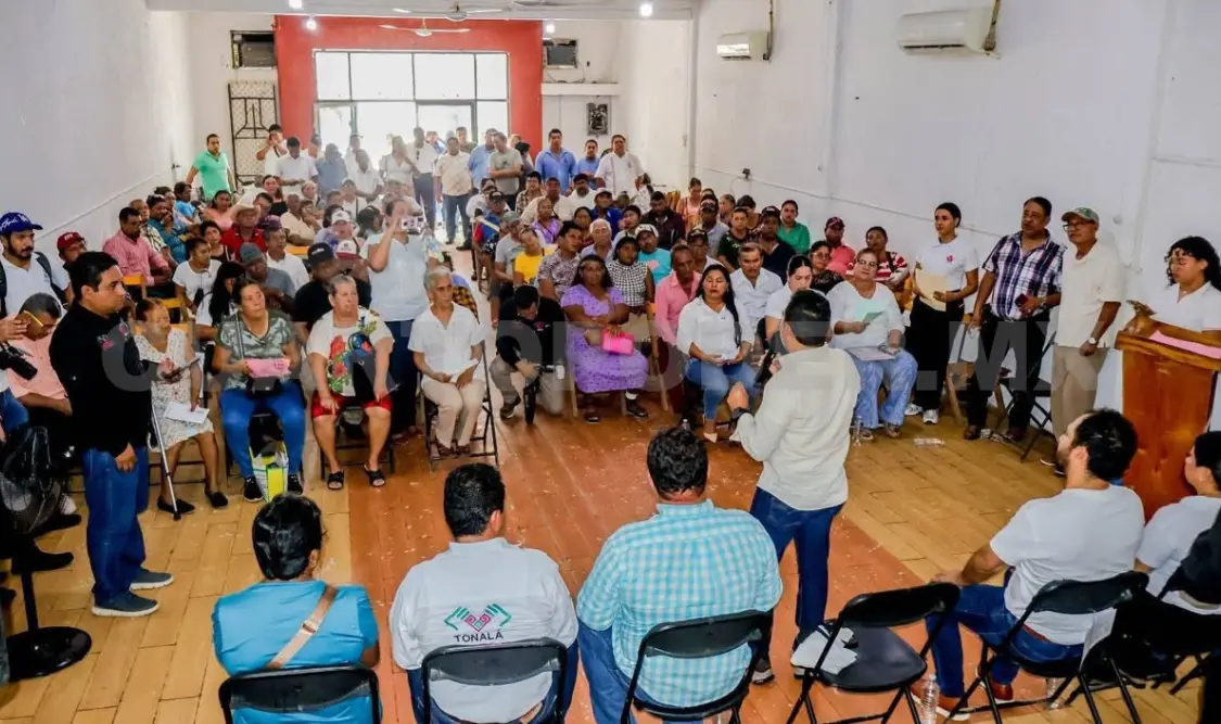 Entregan becas Rosario Castellanos en Arriaga
