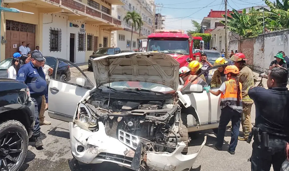 El conductor resultó con posibles fracturas en las piernas; además hubo daños materiales de alta consideración. Víctor Sánchez / CP