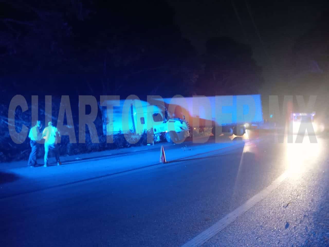 Tráiler abandona la vía en tramo del Llano San Juan