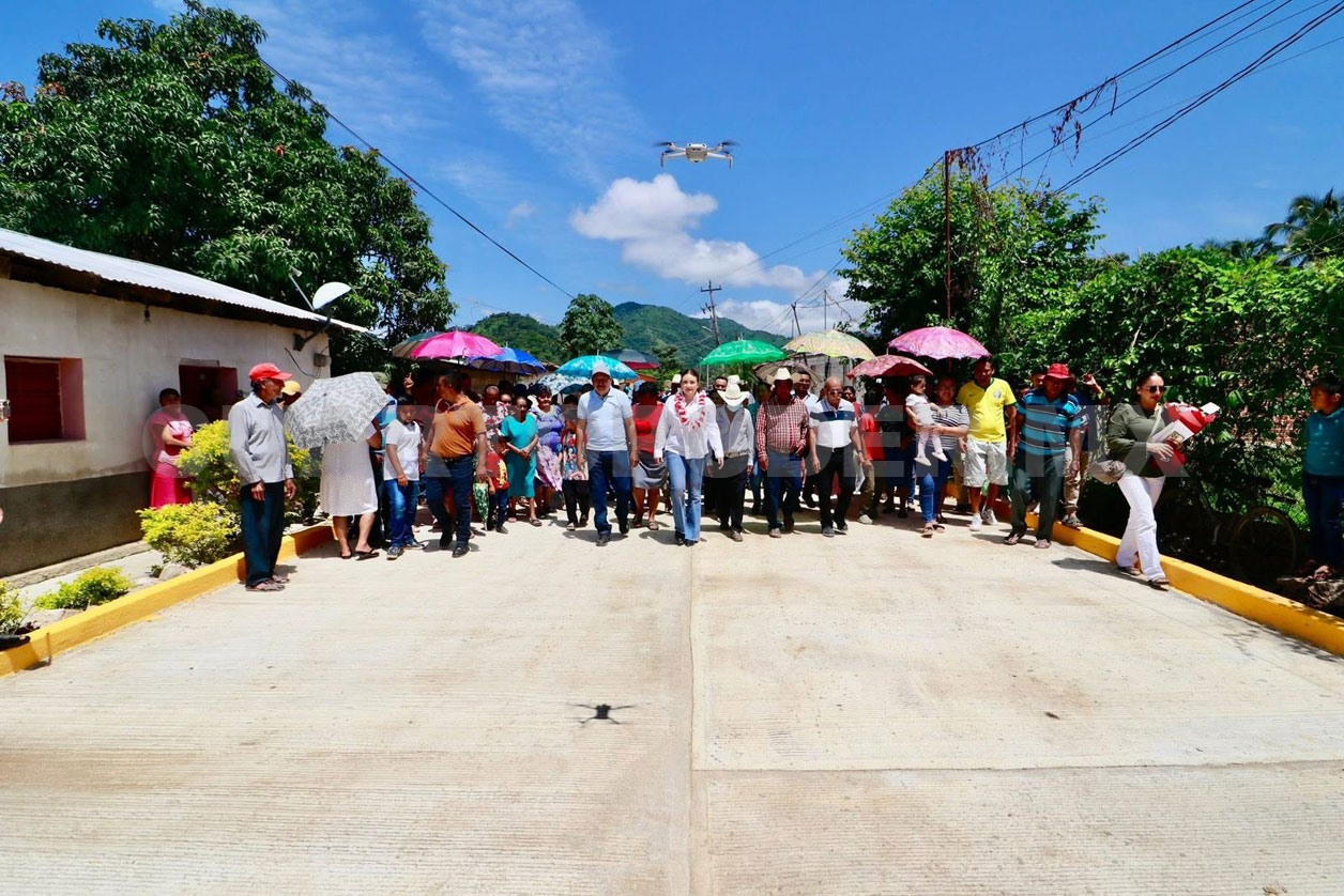 Valeria Rosales inaugura calles en ejido Cuauhtémoc