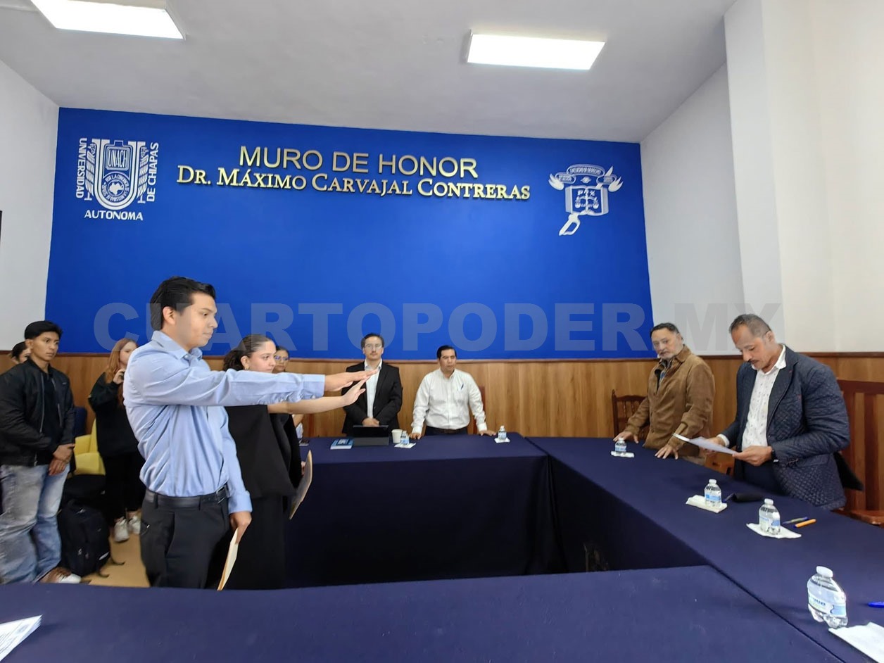 Toma protesta consejeros  en la Facultad de Derecho