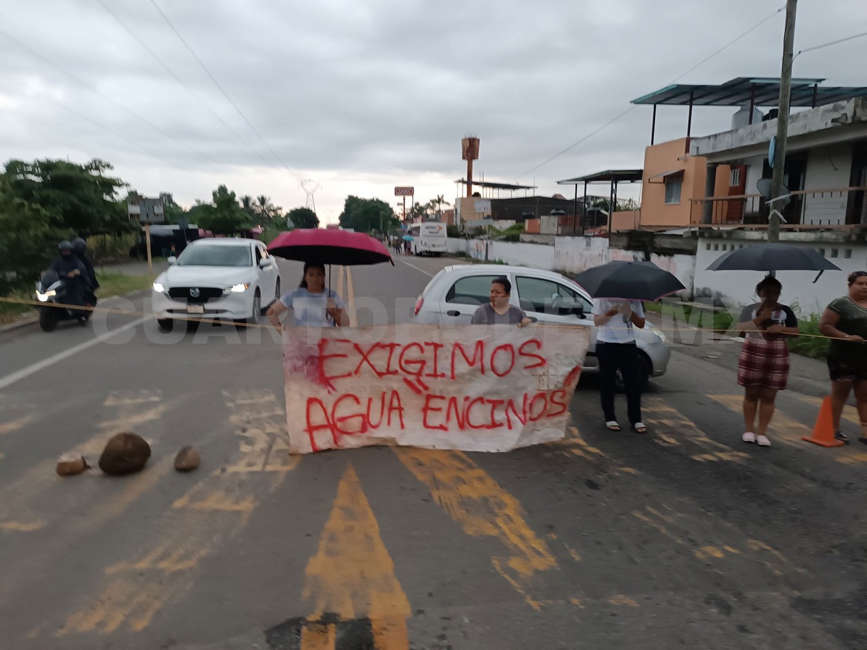 Con bloqueo exigen agua en Tuxtla Chico