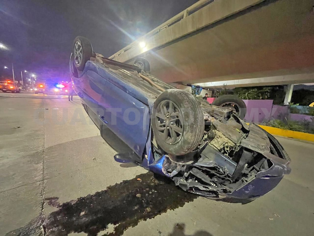 Automovilista acaba volcando en libramiento Norte