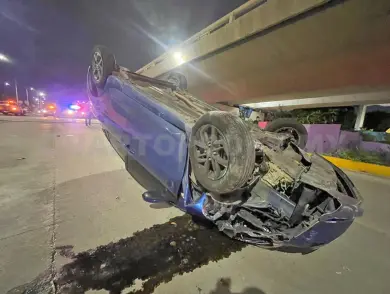 Automovilista acaba volcando en libramiento Norte