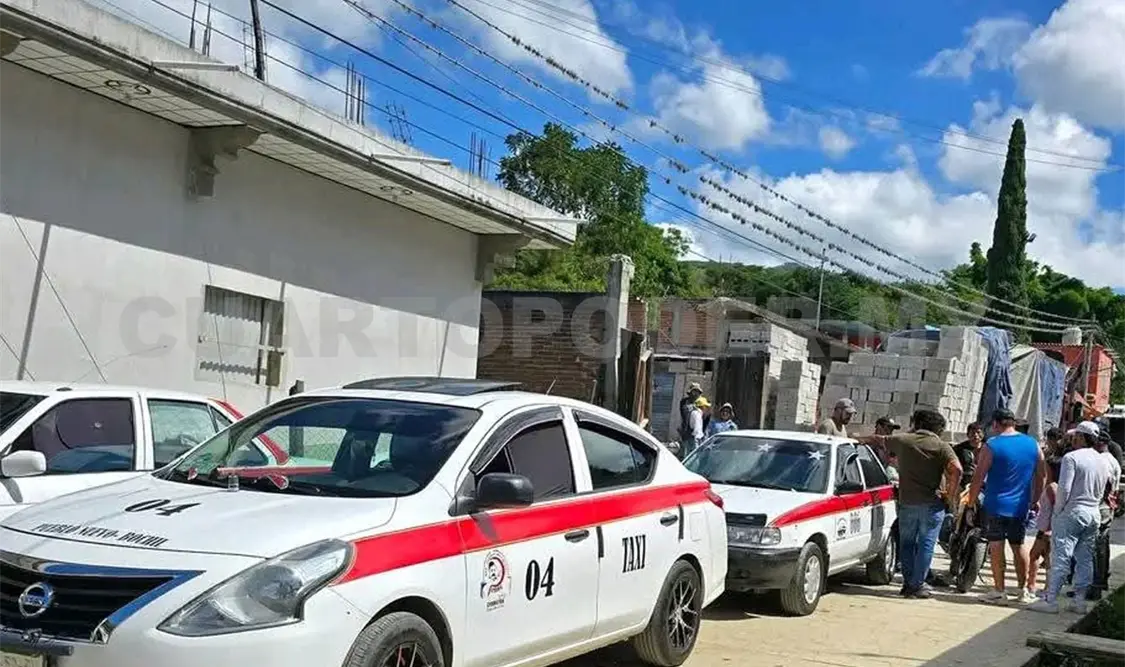 El material cayó a pocos centímetros de una motocicleta en la que viajaban un joven y una niña. Cortesía