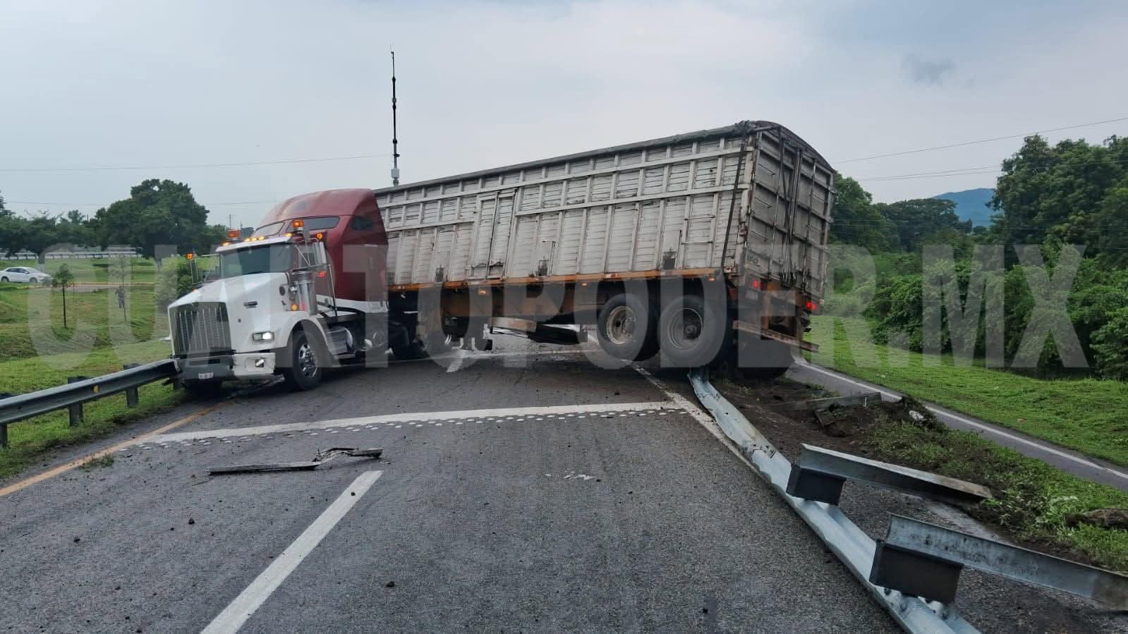 Tráiler queda atravesado en la Panamericana