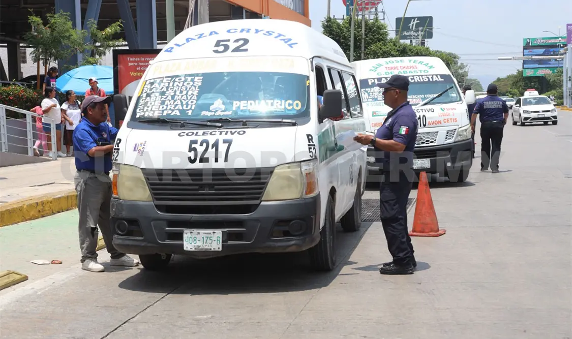 Los agentes de tránsito solicitaron póliza y licencia a los chóferes. Carlos López / CP
