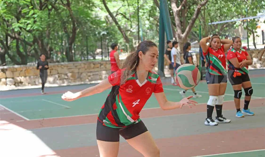 Inicio del encuentro en las canchas de Caña Hueca, con gran ambiente en la tribuna. Carlos López/CP