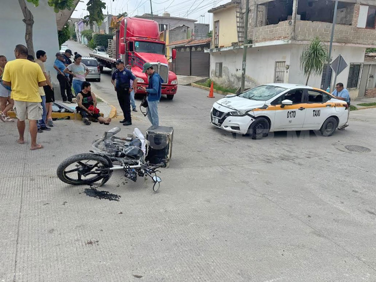 Repartidor se estrella contra parabrisas de taxi