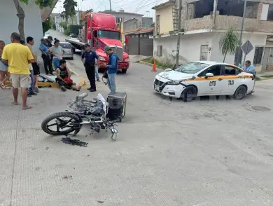 Repartidor se estrella contra parabrisas de taxi