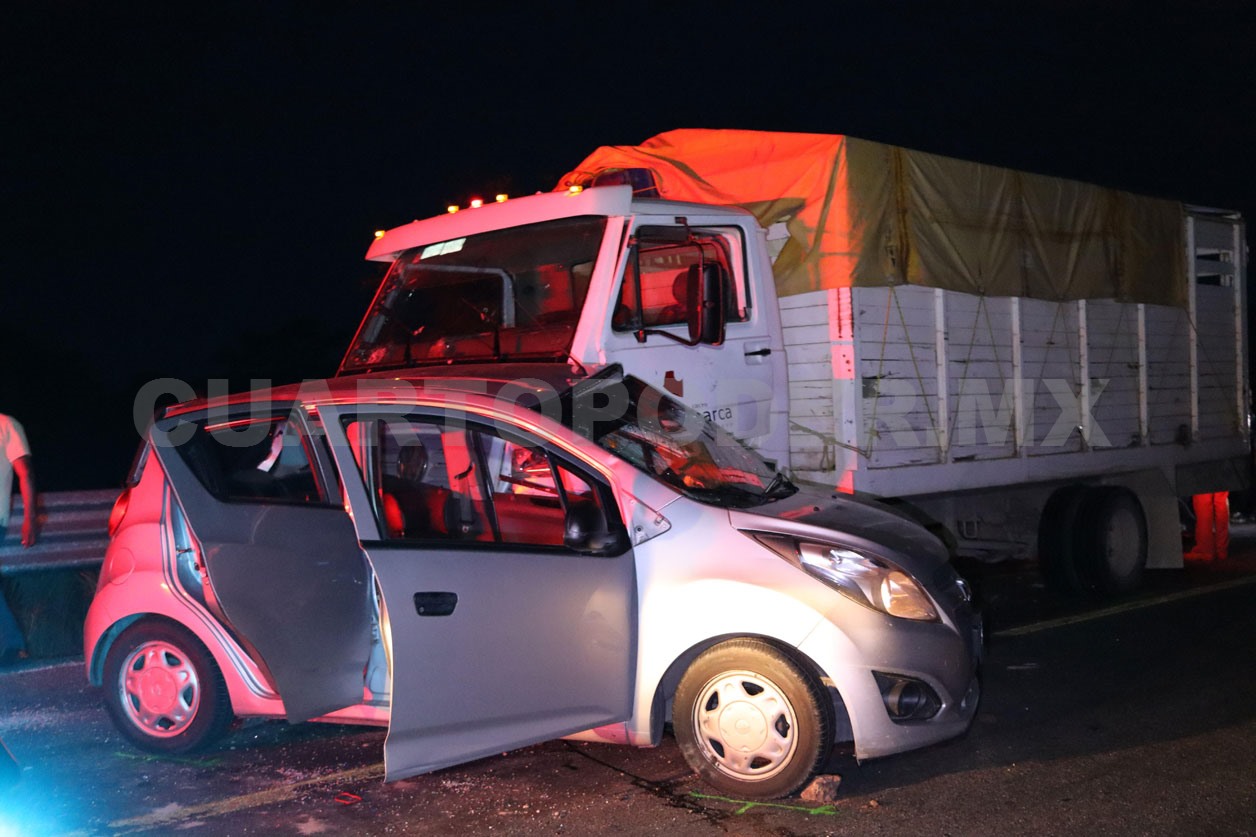 Invade carril contrario y en impacto uno muere