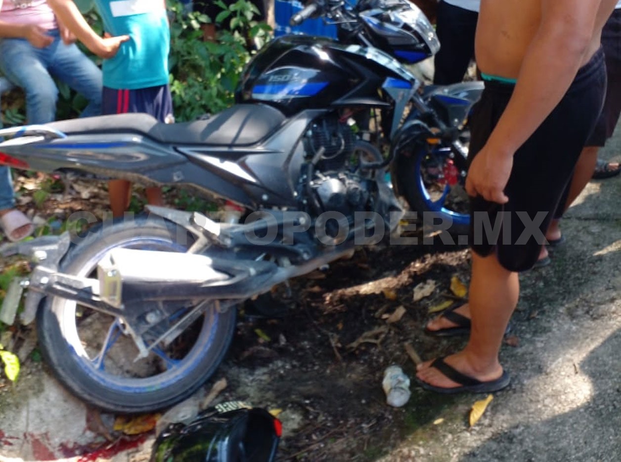Motoristas chocan de frente; uno va al hospital