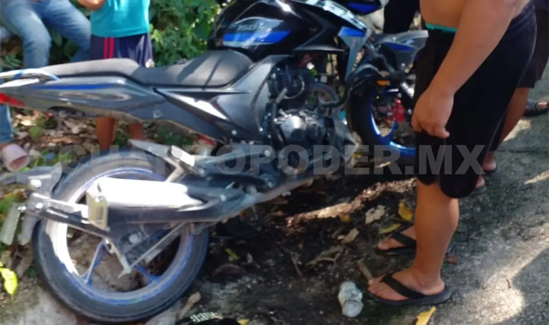 En malas condiciones acabó el motociclista, por lo que fue atendido. Genaro Sánchez / CP