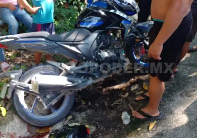 Motoristas chocan de frente; uno va al hospital