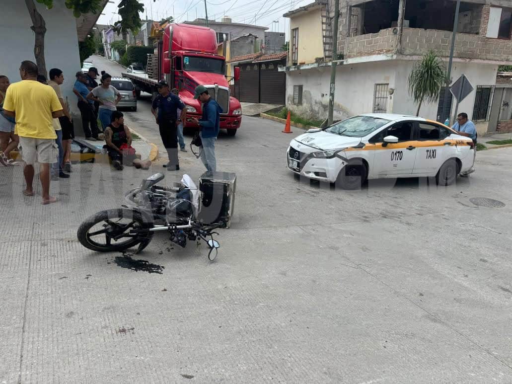 Repartidor se estrella contra parabrisas de taxi