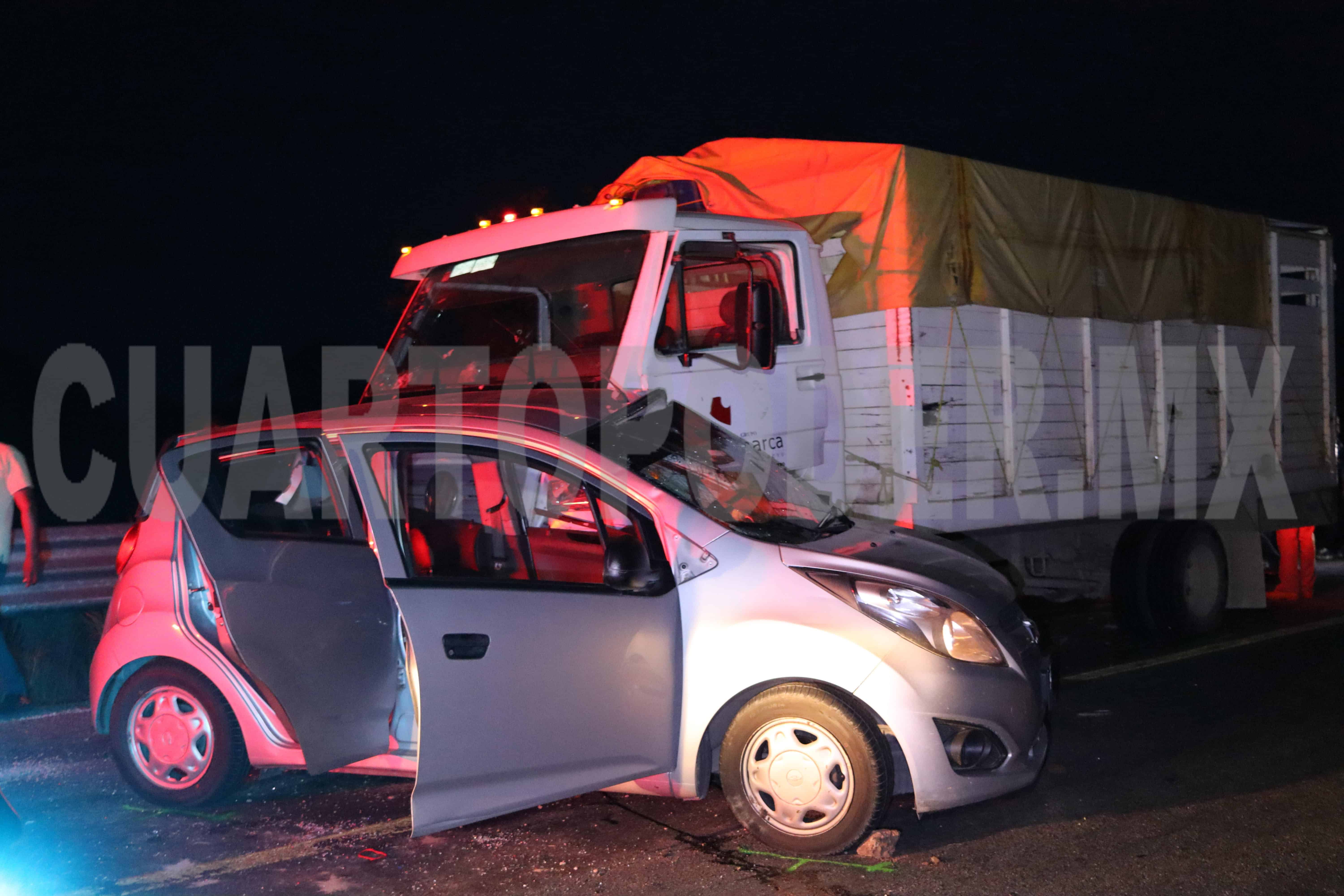 Invade carril contrario y en impacto uno muere