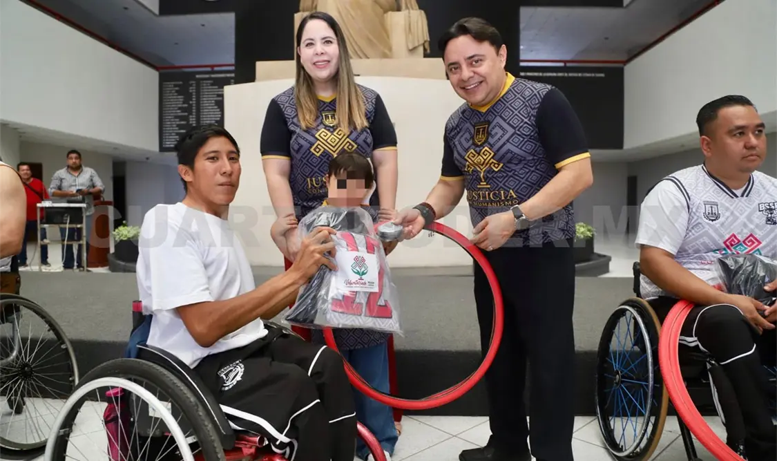 Voluntariado del Poder Judicial entrega uniformes a equipos de basquetbol sobre ruedas y futbol. CP