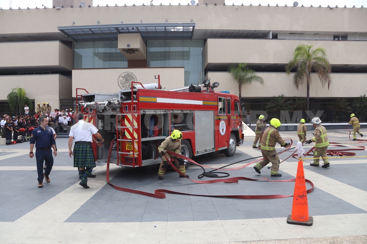 Donan a bomberos dos unidades de combate