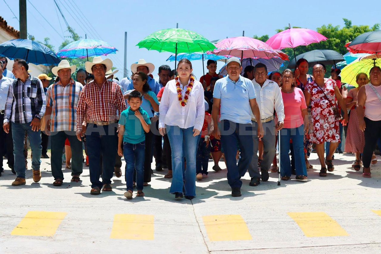 Valeria Rosales entrega calles pavimentadas