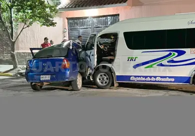 Colectivo embiste a automóvil en barrio Nicalocok