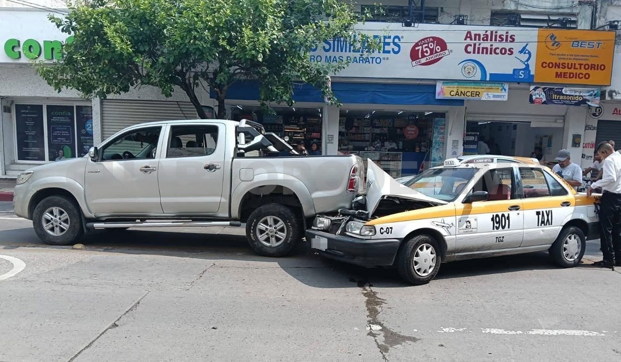Se incrusta en la parte de atrás de camioneta